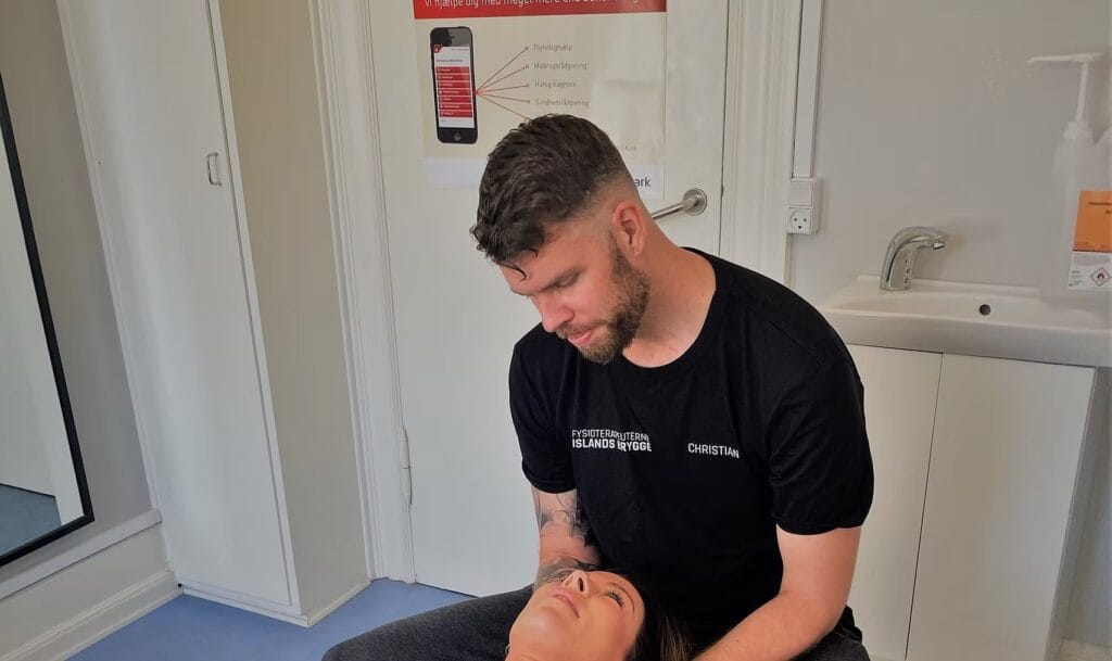 Christian fra Fysioterapeuterne Islands Brygge behandler patient